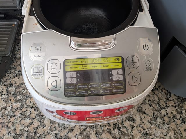 Multicooker with cooking programs